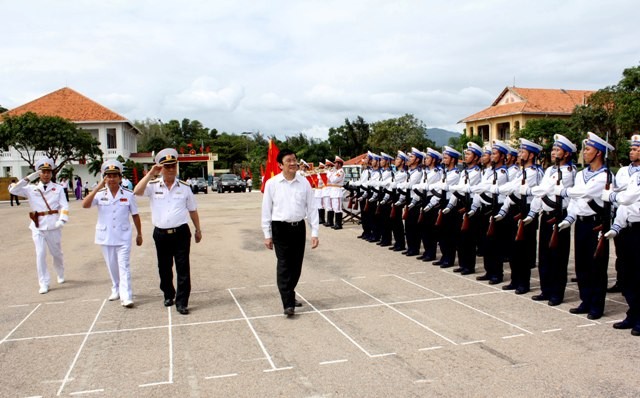 Chủ tịch nước Trương Tấn Sang thăm các đơn vị Hải quân tại Cam Ranh - ảnh 1
